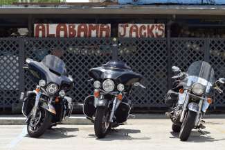 Machen Sie einen Abstecher zur Strandbar Alabama Jack´s, die auch bei Bikern sehr beliebt ist.