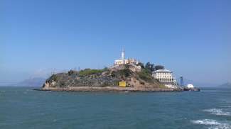 Alcatraz liegt auf einer kleinen Insel in der Bucht von San Francisco.