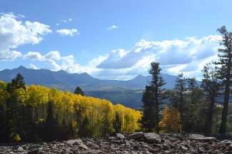 Der Rocky Mountain Nationalpark bietet imposante Einblicke in die Tier- und Pflanzenwelt und atemberaubende Ausblicke auf die Rocky Mountains.