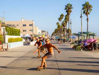 Machen Sie einen Spaziergang am berühmten Venice Beach.