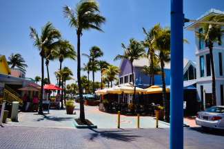 Schlendern Sie durch Fort Myers Beach mit den Palmen gesäumten Straßen.