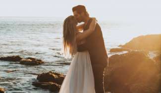 Eine Hochzeit am Strand bietet eine traumhafte Kulisse und ihr für jedes Brautpaar unvergesslich