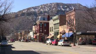 Die Hauptstraße von Durango ist von historischen Gebäuden geprägt.