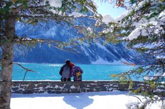 Auch im Winter bietet der Lake Louise vor allem mit Schnee auf den Bergen eine schöne Winterlandschaft.