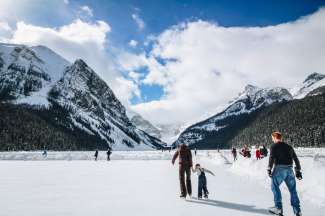 Im Winter ist der Lake Louise zugefroren, dann kann man hier Schlittschuh laufen.