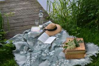 Nehmen Sie sich eine Auszeit in der Natur bei einem Picknick mit einem guten Buch.