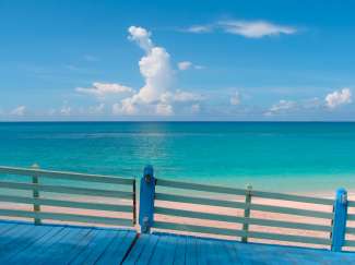 Die Bahamas bieten türkisblaues Meer und endlose Sandstrände.