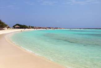 Der beliebte Baby Beach im Süden Arubas ist bekannt für sein flaches und ruhiges Wasser.