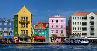 Willemstad ist die Hauptstadt von Curaçao mit der bekannten Handelskade.