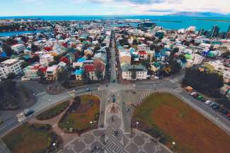 Reykjavik ist die Hauptstadt Islands und liegt im Südwesten, geschützt hinter dem Berg Esja.