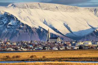 Reykjavik hat eine geschützte Lage südlich des imposanten Esja-Berges.