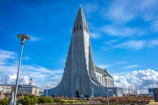 Diese Kirche ist berühmte für seine bemerkenswerte Architektur und ein stattliches Herzstück von Reykjavik.