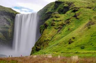 Der überwältigende Skógafoss Wasserfall im Süden Islands.