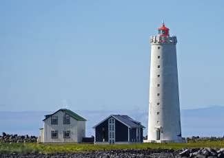 Der Leuchtturm der Insel Grótta in Seltjarnarnes ist ein beliebter Aussichtspunkt für das Nordlicht.