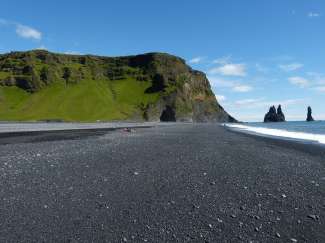 Vik liegt an der Südküste Islands und ist bekannt für seinen schwarzen Strand.