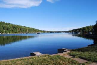 Mahone Bay an der Südküste von Nova Scotia ist ein beliebtes Wassersportziel.