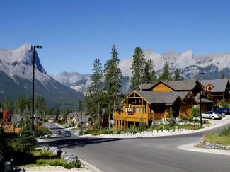 Die ehemalige Bergbaustadt Canmore ist heute eine echte Touristenattraktion in der Nähe des Banff Nationalparks.