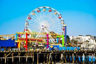 Am beliebten Santa Monica Pier sind unter anderem Fahrgeschäfte, Restaurants und Souvenirläden vorhanden.