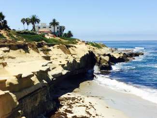 Machen Sie von San Diego aus einen Abstecher zur beliebten Bucht La Jolla Cove.