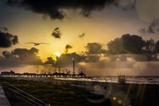 Genießen Sie den schönen Sonnenuntergang am Pier von Galveston.