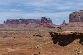Das Monument Valley ist für seine bis zu 300 Meter hohen roten Sandsteinformationen bekannt.