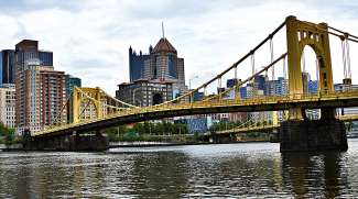 Eine der vielen Brücken über den Ohio River.