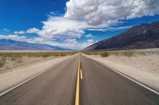 Auf dem Weg zum Death Valley fahren Sie über lange endlose Straßen.