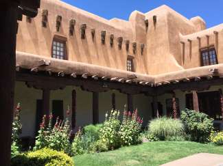 Santa Fe ist die Hauptstadt des Bundesstaates New Mexico und bietet schöne historische Gebäude im Pueblo-Stil.