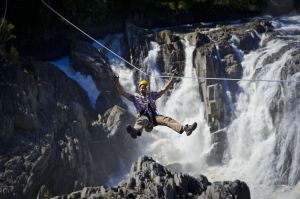 Ziplining vor Wasserfall