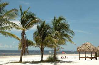 Entfliehen Sie dem Alltagsstress und genießen in Fort Myers Beach die wundervollen weißen Sandstrände.