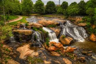 In Greenville kann unter anderem dieser Wasserfall besucht werden.