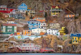 Die farbenfrohen Häuser in St. John's in Neufundland &amp; Labrador sind sehr auffällig.