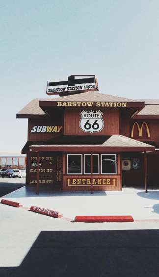Ein McDonalds Restaurant, dass von außen wie ein Bahnhof (Barstow Station) gestaltet ist.