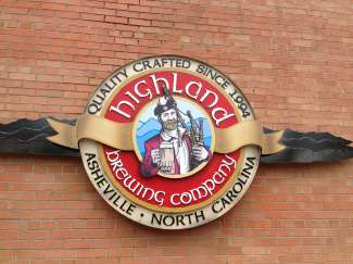 Besuchen Sie eine der vielen Brauereien in Asheville, z.B. Highland Brewing Company.