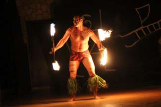 Hawaiianische Feuerspucker-Show