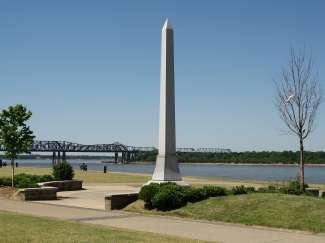 Denkmal am Mississippi River in Memphis.