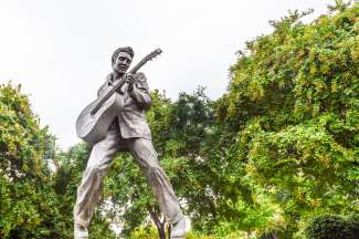 Memphis wird wohl immer mit Elvis verbunden bleiben, diese Elvis-Statue steht in der Beale Street.