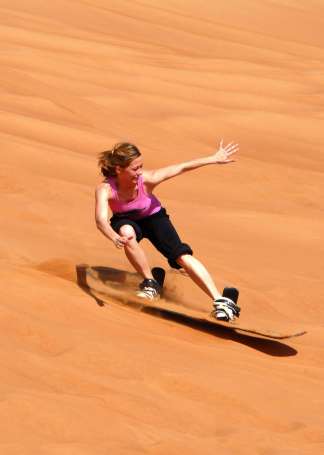 Versuchen Sie doch mal, in den Sanddünen mit einem Board sportlich unterwegs zu sein.