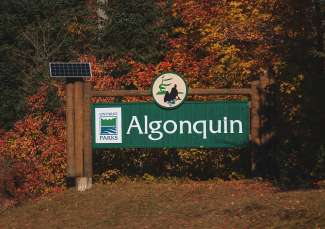 Das Eingangsschild zum Algonquin Provincial Park in Ontario, Kanada.