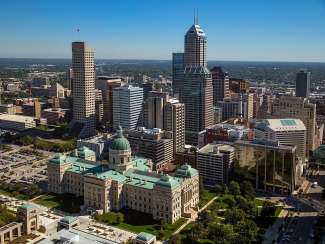 Blick auf die Skyline und das Indiana State Capitol
