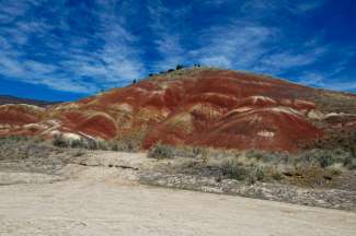 Unterschiedliche Gesteinsschichten im John Day Fossil Beds National Monument im Staat Oregon