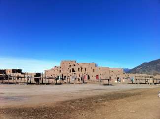 Taos Pueblo ist eine Siedlung aus mehrstöckigen Häusern, die im Adobe-Stil erbaut wurden.