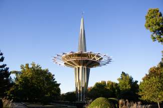 De prachtige Prayer Tower staat op de campus van de Oral Roberts University.