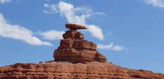 Mexican Hat ist eine kleine Siedlung mit besonderen Felsformationen., diese Formation ähnelt einem &quot;mexikanischen Hut&quot;.