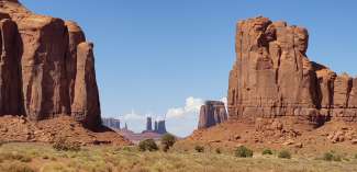 Die Felsmonumente im Monument Valley sind bis zu 300 m hoch und dienten schon oft als Filmkulisse für Werbespots oder diverse Filme.