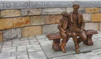 Die berühmte Lincoln and Tad Statue befindet sich im Battlefield Park.