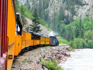 Genießen Sie die schöne Landschaft während der Fahrt mit dem Durango &amp; Silverton Narrow Gauge Railroad Train.