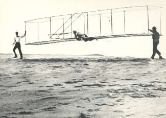 Die Gebrüder Wright ermöglichten den ersten dauerhaften Flug mit einer motorgetriebenen Maschine.