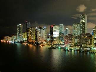 Miami Downtown ist bekannt für die glitzernden Wolkenkratzer über der Biscayne Bay.